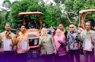 Bupati Musi Rawas Hj. Ratna Machmud Serahkan Bantuan Alat Dan Mesin Pertanian Traktor Roda 4
